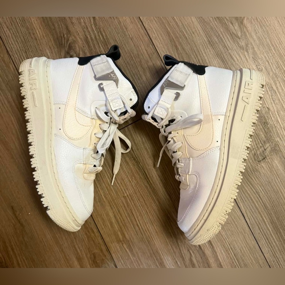 Nike High-Top Sneakers in White with Black Lining